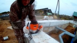 Залили фундамент, кладка цоколя из газобетона