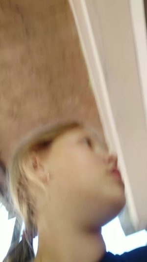 иду гулять с куклой на коляс