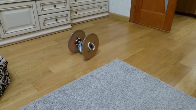 Робот с большими колёсами смотреть онлайн