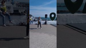Девушка обалденно играет на саксофоне в Сочи Самородина Настя