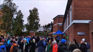 Танцы на "праздник осени" в школе - Дети танцуют и поют на празднике в школе