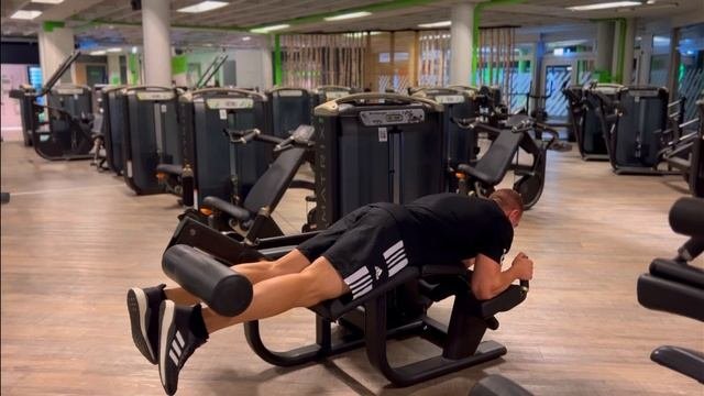 Сгибания ног лежа в тренажере — техника выполнения упражнения