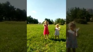 Мы танцуем в парке летом  под песню "Мы маленькие звёзды"