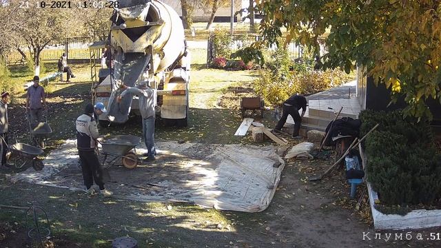 Нововодянцы собрались и быстро, качественно и красиво забетонировали отмостку вокруг храма смотреть онлайн