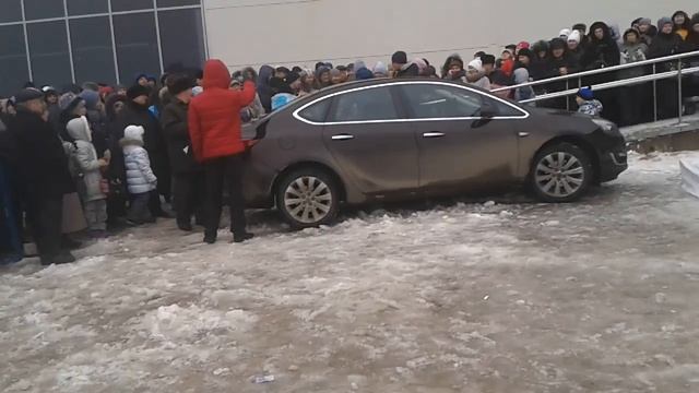 Выиграла автомобиль в магазине Стройландия... смотреть онлайн