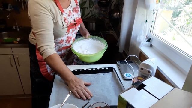 МЕРЕНГОВЫЙ РУЛЕТ С ОРЕХАМИ и ЧЕРНОСЛИВОМ смотреть онлайн