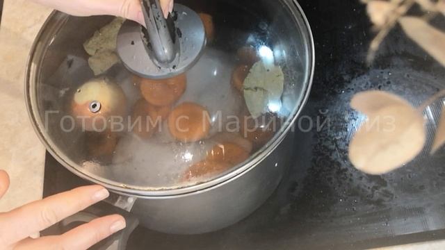 Простой рецепт куриного бульона. Зависит от того, что хотите получить вкуснее — бульон или курицу