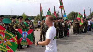 На зеленые погоны упадут твои ладони