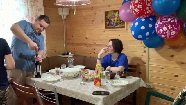 №901 ДЕНЬ РОЖДЕНИЯ Маши ? 18 лет ? Подготовка ✨ Не можем усесться за стол!