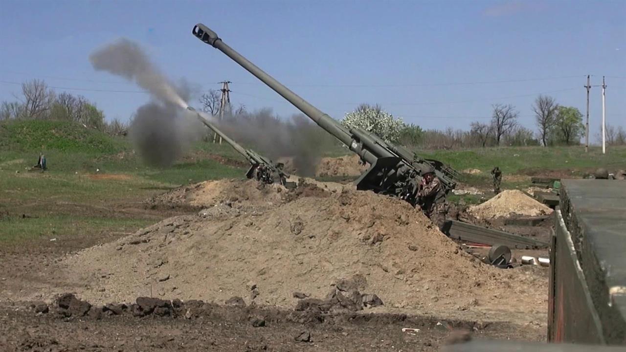 Артиллерийские, мотострелковые и танковые подразделения поражают объекты ВСУ, освобождая Донбасс