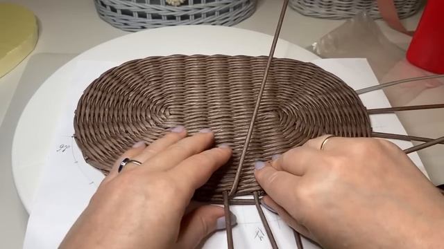 МК Поднос из бумажной лозы с овальной основой