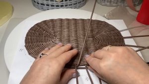 МК Поднос из бумажной лозы с овальной основой