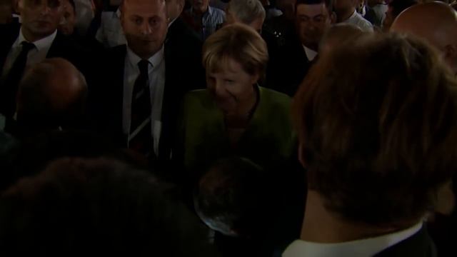 Ангела Меркель в сопровождении премьер министра и президента Армении прогулялась по вечернему Ерева