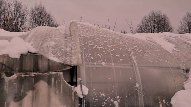 Чистим теплицы от снега смотреть онлайн
