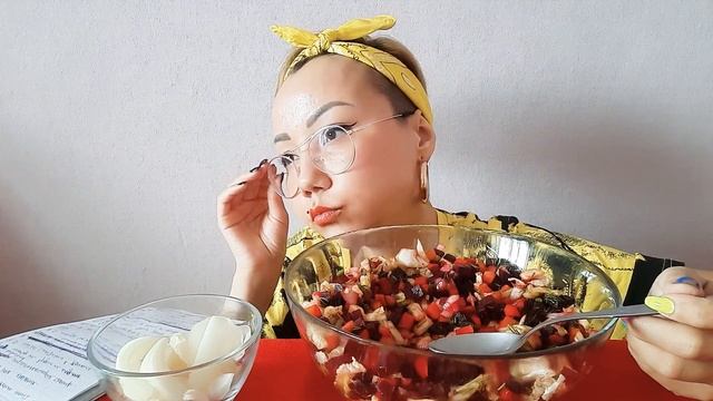 УЮТНЫЙ МУКБАНГ?.Ем сочный  винегрет и рассказываю о себе.The vinaigrette.MUKBANG.ASMR.