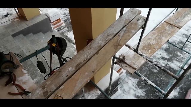Водосток над входной группой. Монтаж водосточной системы