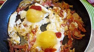 Яичница с помидорами луком и колбасой. Когда один дома.
