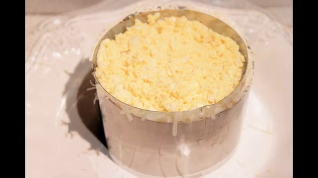 Слоеный салат Нежность с курицей, яйцом  и сыром