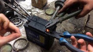 Припаивание клемы аккумулятора графитовым стержнем