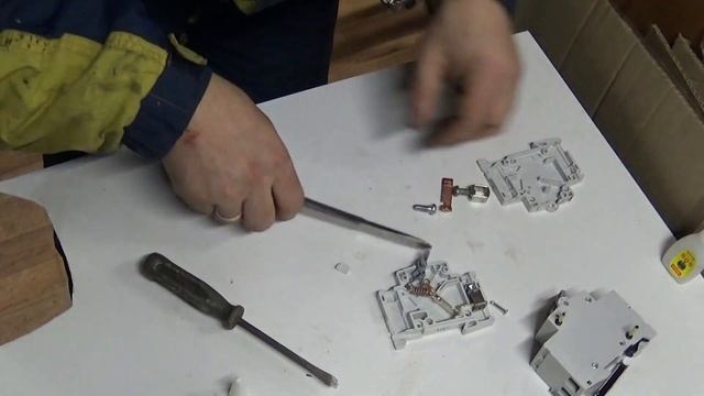 Трёхполюсный рубильник АВВ. смотреть онлайн