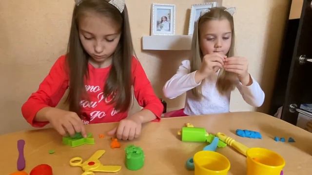 Диана и Милана играют в пластилин.Создают веселую ферму))) смотреть онлайн