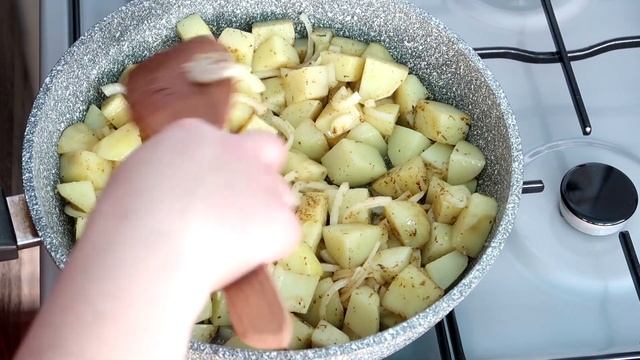 Картофель тушеный по деревенски с луком в сметане на сковороде