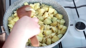 Картофель тушеный по деревенски с луком в сметане на сковороде