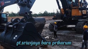 proses pemasangan bucket Excavator hyundai 1250-9