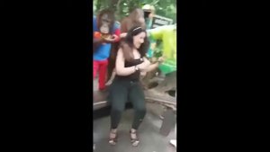 Орангутанг начал приставать к девушке, пока она позировала. The orangutan began to molest the girl