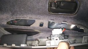 Снятие дверной карты на Ниссан Серена с24 кузов.