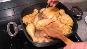 Тушеные куриные окорочка со специями,которые придают незабываемый вкус.