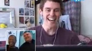 Люди смеются над смехом друг друга  в скайпе.flv