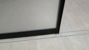 Беспороговая раздвижная перегородка с врезной направляющей