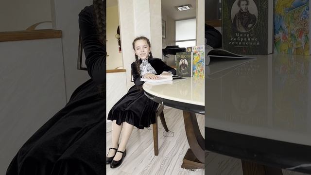 Дарья Вокуева рассказывает стихотворение Анатолия Аврутина «Наш примус всё чадил устало » смотреть онлайн