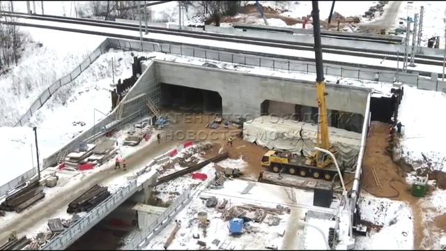 Вид с квадрокоптера на строительство путепровода тоннельного типа на южном участке. смотреть онлайн