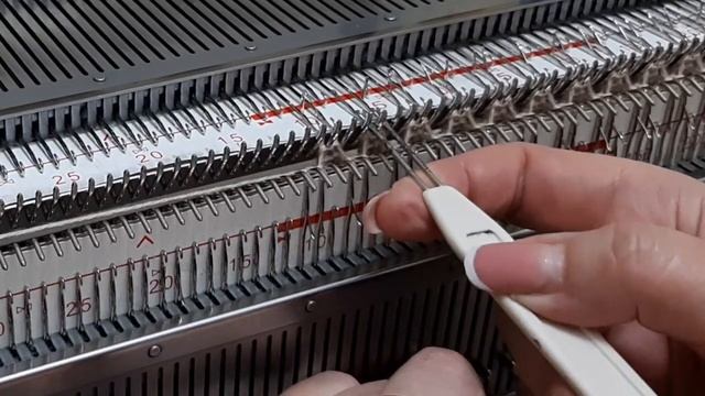 Урок машинного вязания. Фасонные убавки на промышленной резинке
