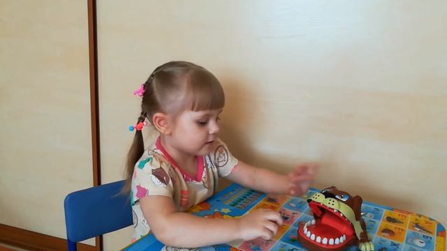 Собака зубастая укусила ребенка) Считаем зубы у собаки. Игрушка пес с зубами/ Dog with teeth смотреть онлайн