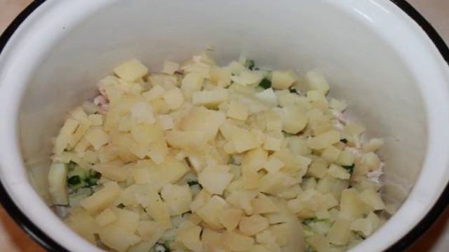 Окрошка с копченой куриной грудкой на сметане