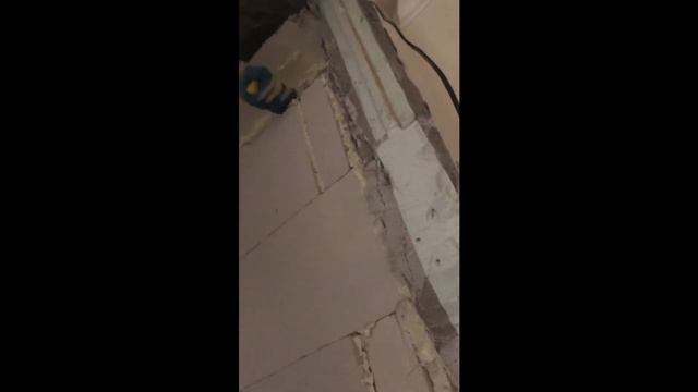 Разбираю стену которую делали строители , сделали криво .Рукажопы. Ремонт в ванной. перенос стены. смотреть онлайн