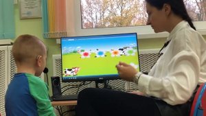 Занятие с ребёнком с нарушением слуха, компенсированным СА