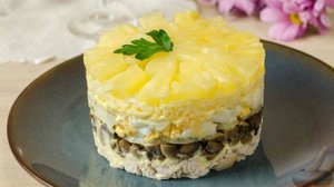 Изысканность и простота в одном блюде.
САЛАТ С АНАНАСАМИ, КУРИЦЕЙ И ГРИБАМИ
