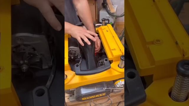 Aftermarket dust collection for the dewalt planer great for helical #woodworking #planer #dewalt смотреть онлайн