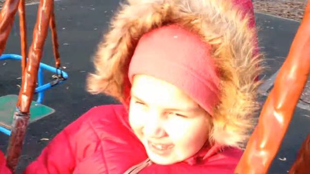 Дети Качаются На Качелях.