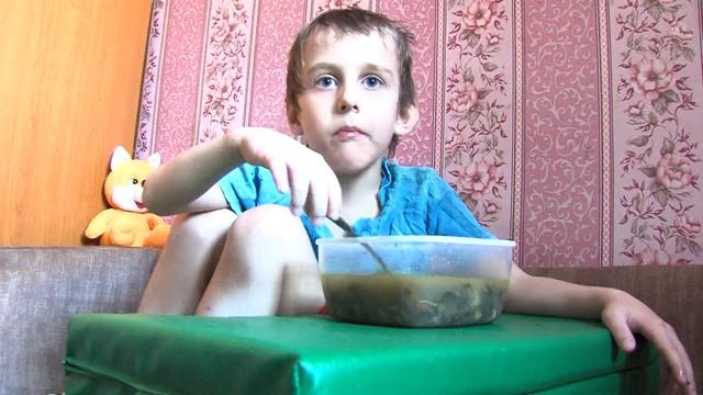 Никита кушает суп с щавелем. Приготовлено в церковной трапезной. смотреть онлайн