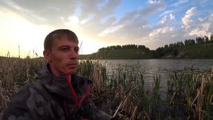 Крупный карась рвет леску. Рыбалка на маховую удочку в мае.