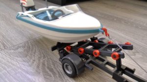 Сеня играет в машинки игрушки и спускает Катер на воду