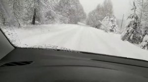 Фольксваген поло едет по снегу