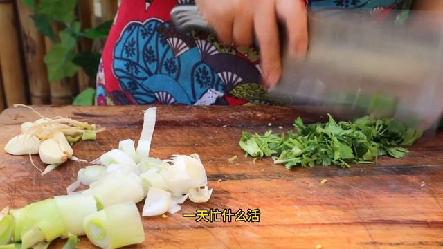 苗大姐翻车了，一盆脆肠倒地下，边吃边骂，越想越生气#大口吃肉