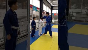 Дзюдо - выведение из равновесия с верхнего захвата. Judo (kuzushi)