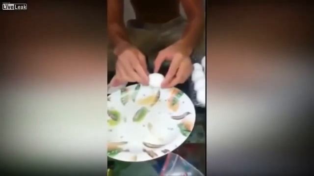 ШОК Китайцы Научились Подделывать даже Яйца/ Яйца Китайская Подделка смотреть онлайн